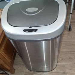 21 Gallon motion sensor trash can