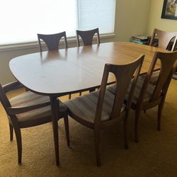 Broyhill Forward’ 70 dinning set with matching Credenzah