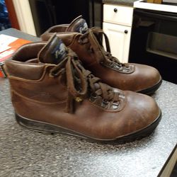 Vasque Hiking Boots   Size. 9. In Great Shape. 200 DOLLARS NEW. ASKING.   80 BUCKS