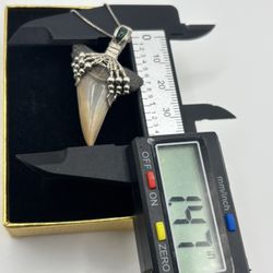 Shake Tooth Necklace With Opal Gem 