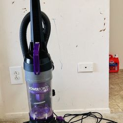 Vacuum Cleaner- Bissell Helix Powerforce- Both For Carpet / Bare Floor