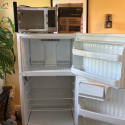 Refrigerator With Ice Maker & Microwave