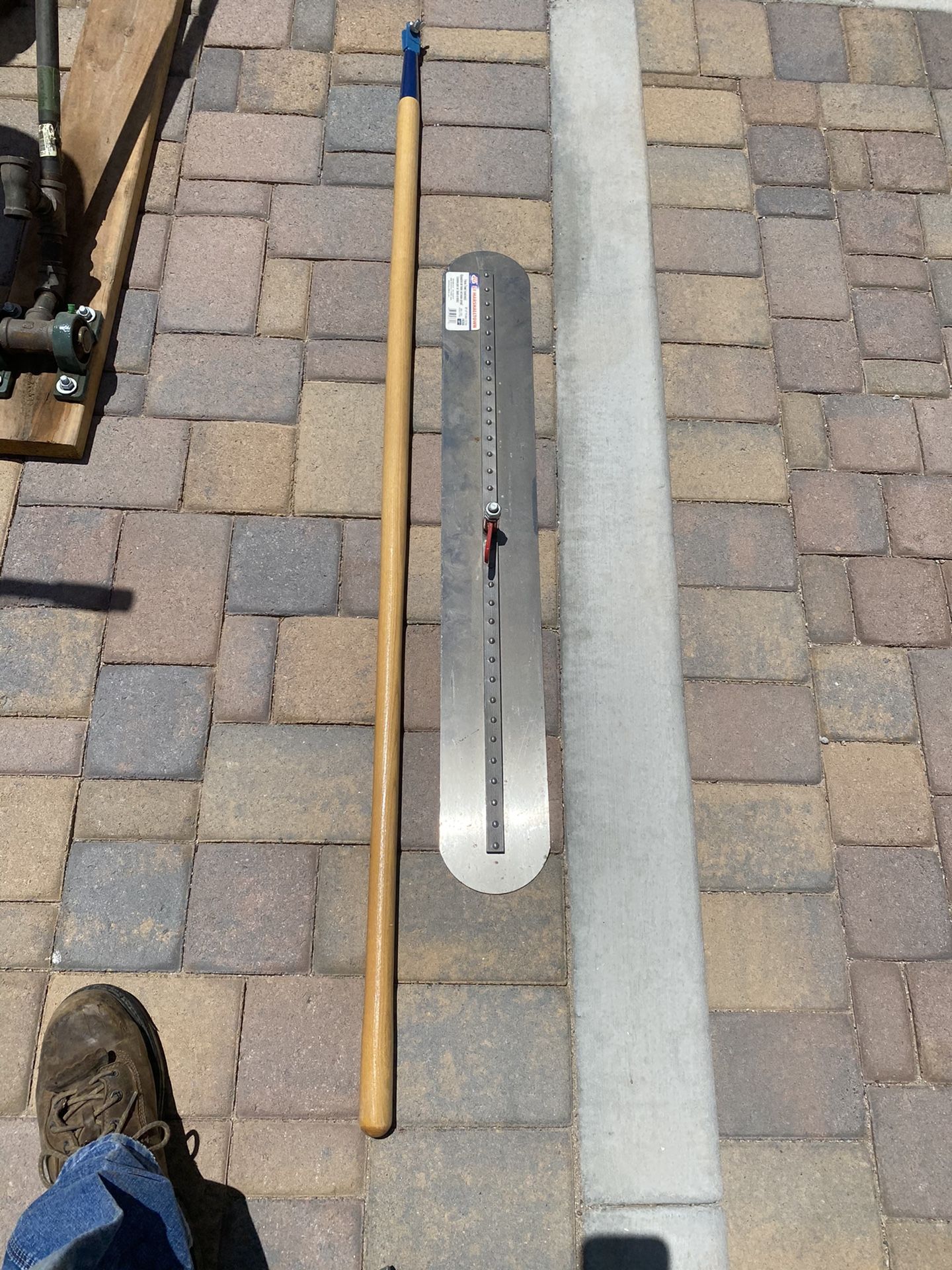 Fresno Trowel With Handle 