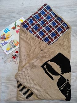 Children's blanket with lining. Beige color. Blue checkered lining.