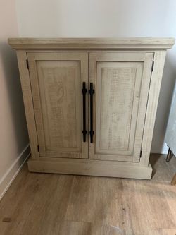 Farmhouse White Accent Cabinet | 2-Door Storage Cabinet/Sideboard