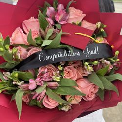 Custom bouquets made for every special moment 💐💕 I create beautiful fresh flower bouquets for: 🎓 Graduations 🎂 Bir