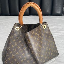 Louis Vuitton Artsy MM Monogram Shoulder Bag