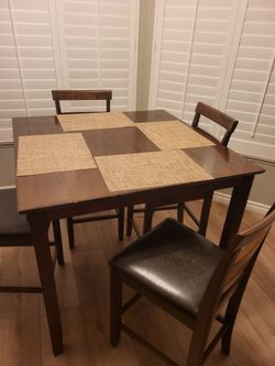 Table with 4 chairs