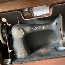 Antique Singer Sewing Machine !!