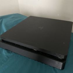 Play Station 4 (PS4)