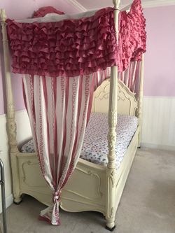 Jessica McClintock Four Poster Twin Bed with Trundle