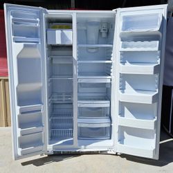 🔆🇺🇸☆GE☆🇺🇸🔆White S-by-S Fridge in Perfect Condition 