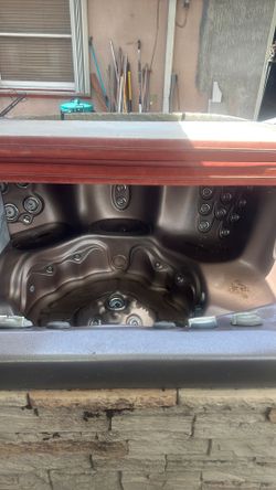 7-Person 40-Jet 240-Volt Premium Acrylic Bench Spa Standard Hot Tub with Ozonator and 5.5kW Heater