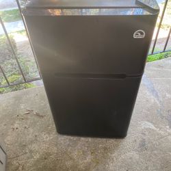 Igloo Mini Fridge 