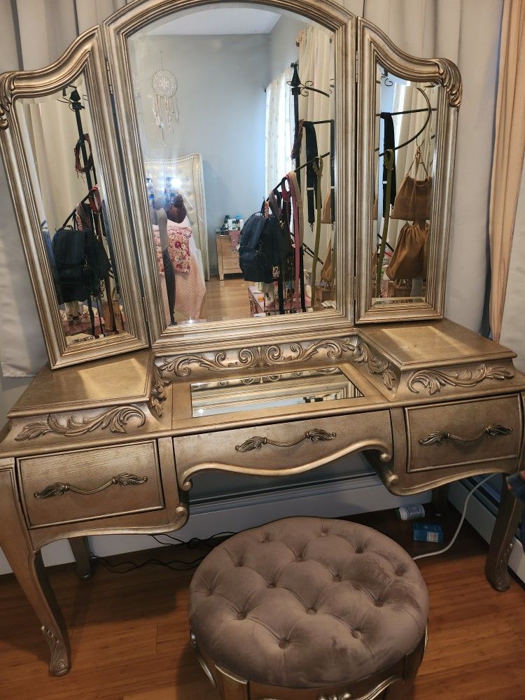 Vintage Vanity With Mirror With Stool