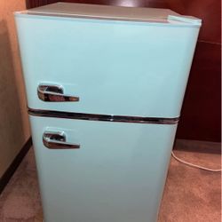 Mini fridge with freezer