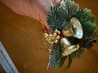 25 Decorations to create centerpieces, gift wrap, wreaths, ….