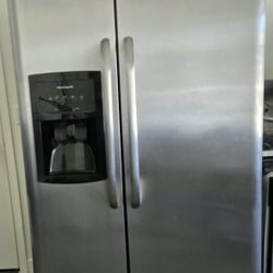Refrigerator 
