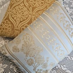 $40.00 - (2) Vtg Decorative Accent Pillows With Filling - (1) With Reversible Print & Tassels!  Like New Condition!