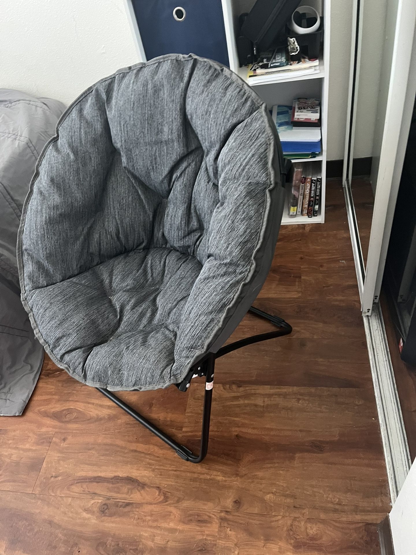 Cozy Gray Saucer Chair – Great Condition