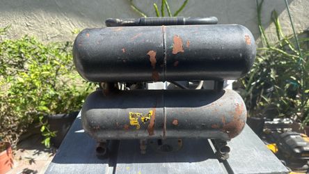 Compresor Senco muy bueno 2 .5 galones