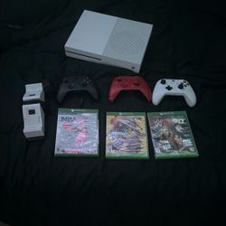 Xbox1 3 Games 3 Controllers And A Controller Charging Station 