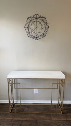 Modern table + Geometric Wall Decor Set – Excellent Condition