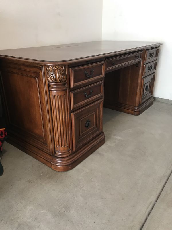 Beautiful Ethan Allen British Classic Executive Desk And King