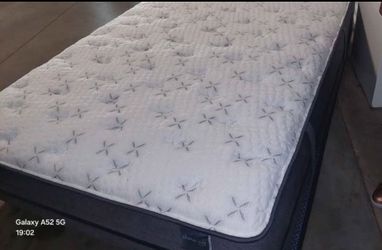 Queen mattress Thomas Cole brand soft