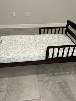 Toddler bed with mattress