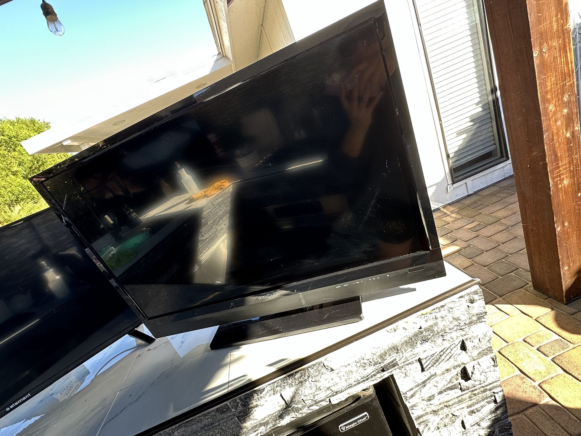 32 ‘ TV For Security cameras Or Computer Monitor (Insignia