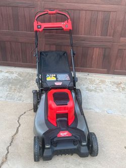 Milwaukee lawnmower. ( Cordless)
