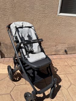 Uppababy Vista V2 stroller and Mesamax car seat in color Jake