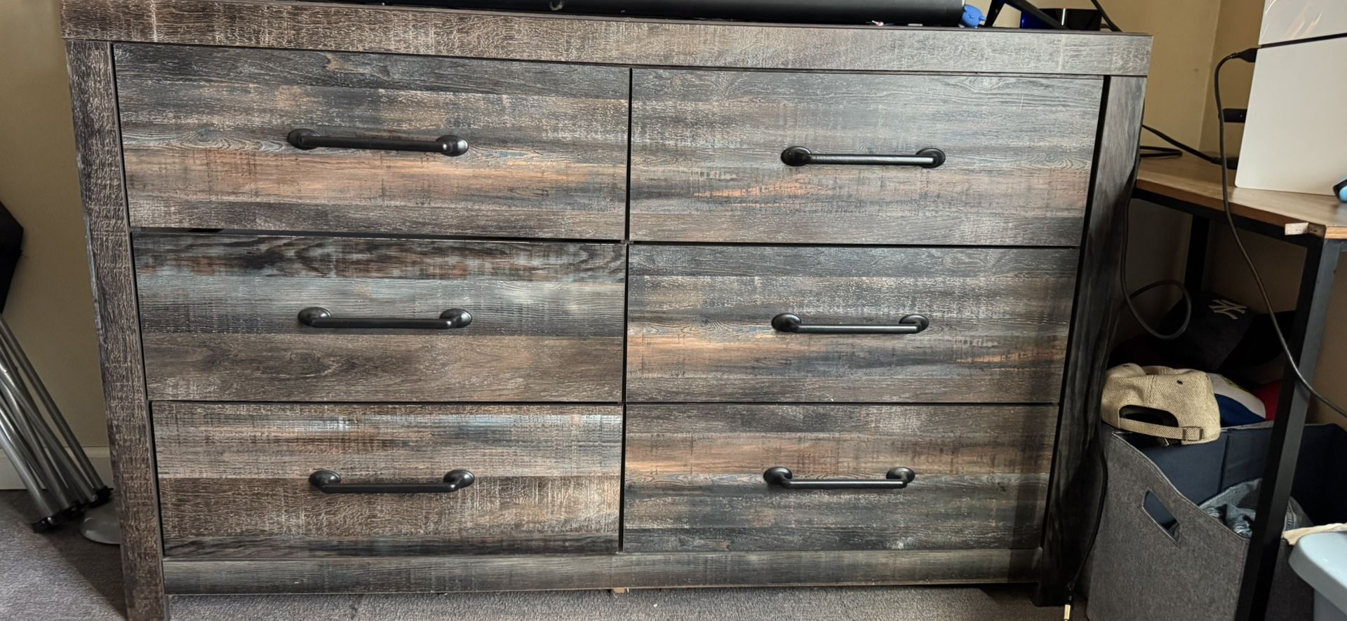 Big dresser (6 Drawer)