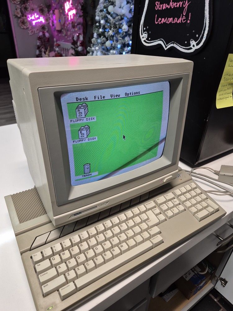 Vintage 1985 Atari 520ST SC1224 System Bundle Computer Monitor Power Supply.
Comes with Computer Monitor
Computer π₯ & Keyboard
Mouse
Power supply