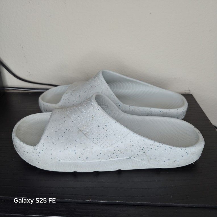 Jordan Post Slide en el color Light Silver.