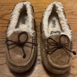 UGG Woman’s Brown Suede / Sheepskin Loafer Slippers Size 7 In Great Condition