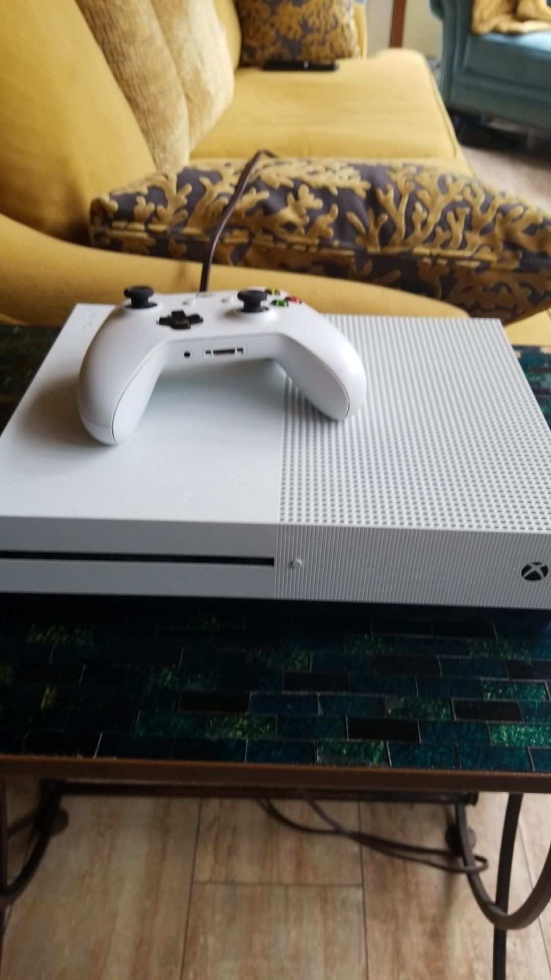 Never used Xbox 1s White / controller