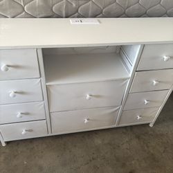 Beautiful white 10-drawer dresser in perfect condition