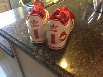 Exclusively adidas Samoa women’s snickers with kisses