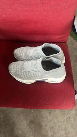 Tennis shoes no brand size 9