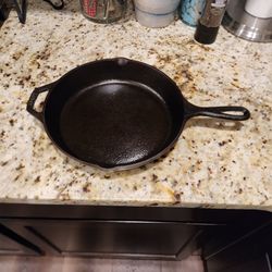 Lodge 8 SK Black Cast Iron Skillet 10 Inch Diameter Pour Spouts Handle Cookware, used once, Great condition