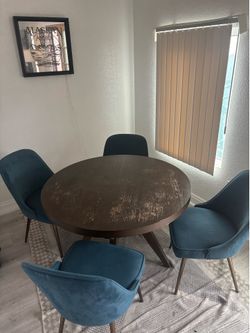 Circle table + chairs
