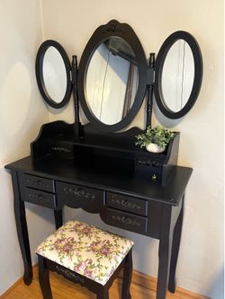Vanity desk with drawers and chair