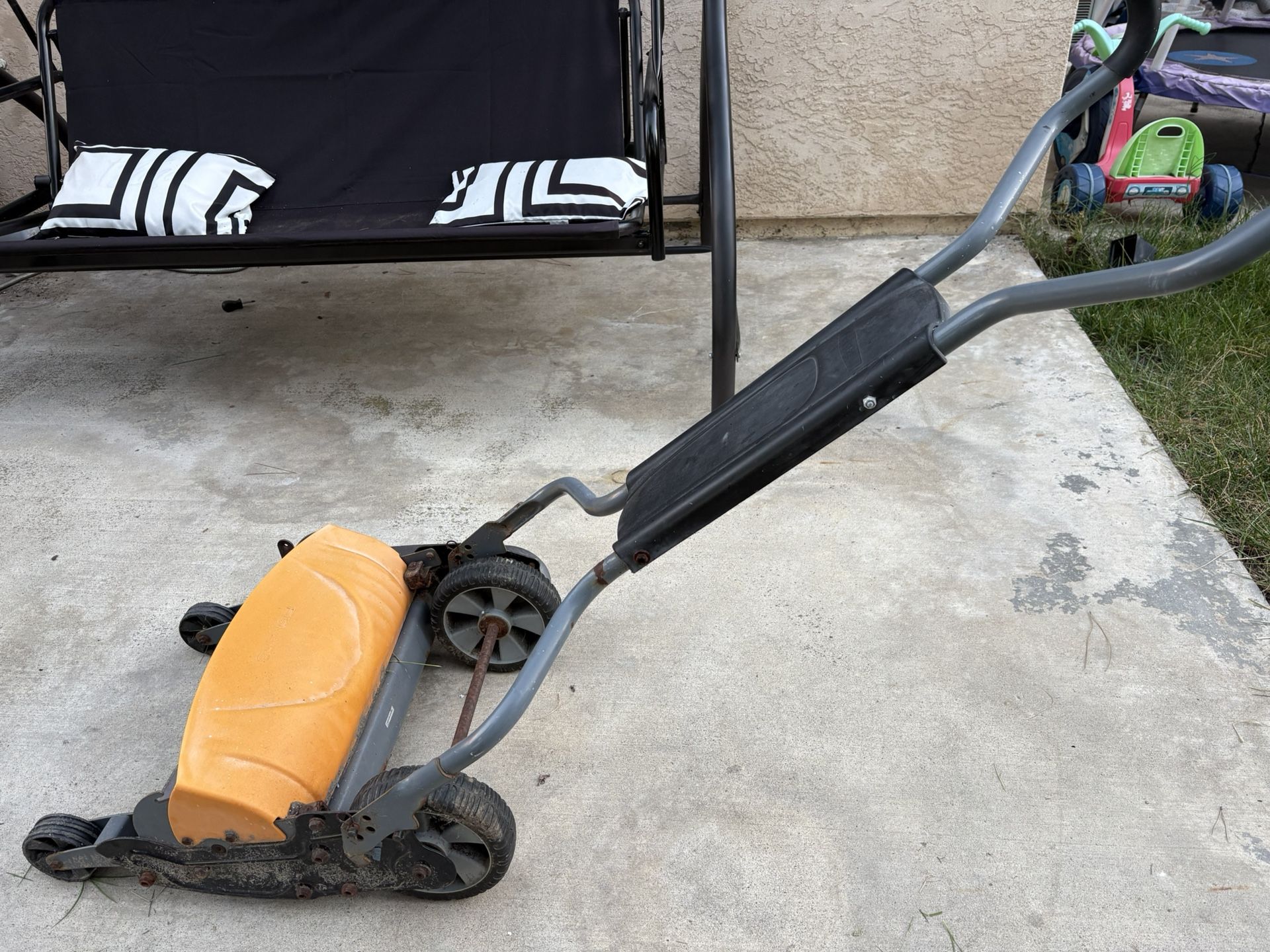 Fiskars Manual Push Walk Lawn Grass Mower