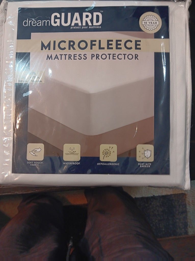 DREAM GUARD MATTRESS PROTECTOR.