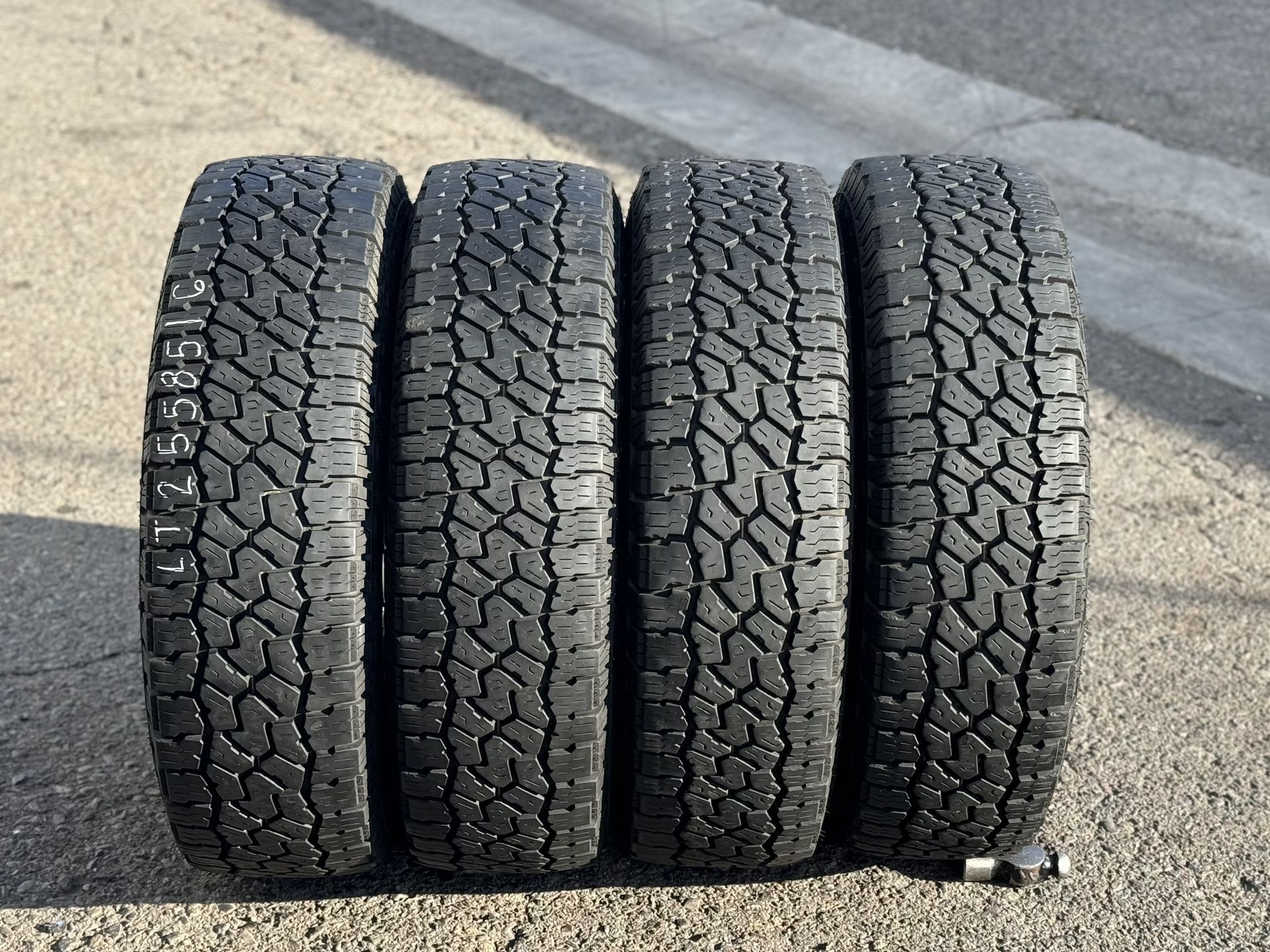 LT 255/85/16 FALKEN WILDPEAK *LIKE NEW*