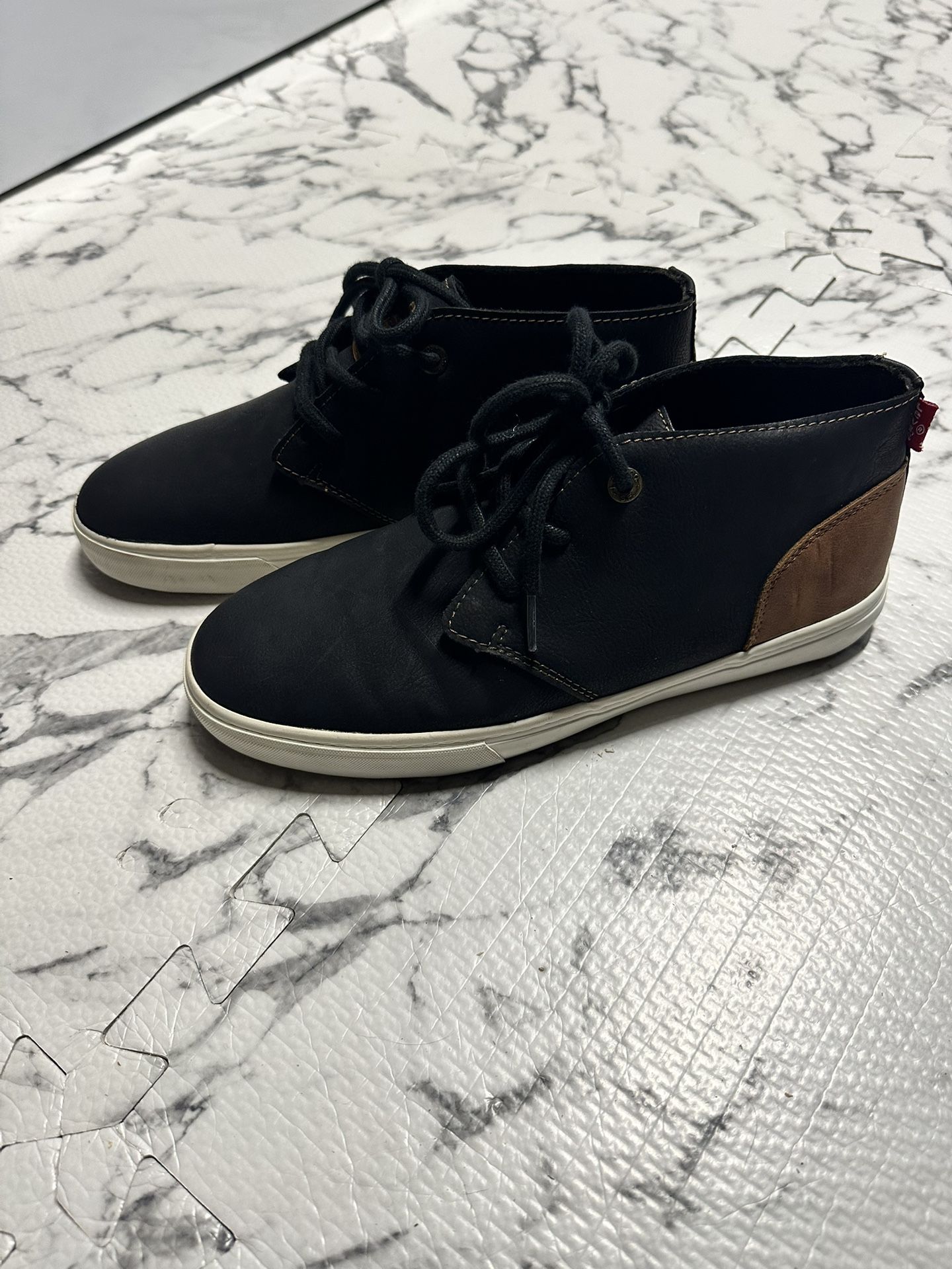 Men’s Levi Brand Casual Shoes Size: 7.5