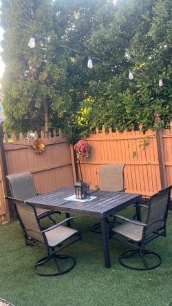 Expandable Outdoor Patio Dining Set with 4 Swivel Chairs – Seats 4–6 – Excellent Condition