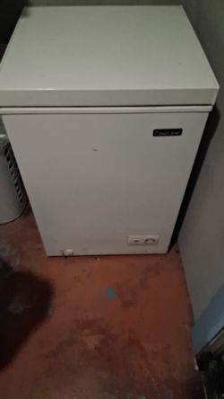 freezer   magic chef 3.5 cu ft manual defrost chest